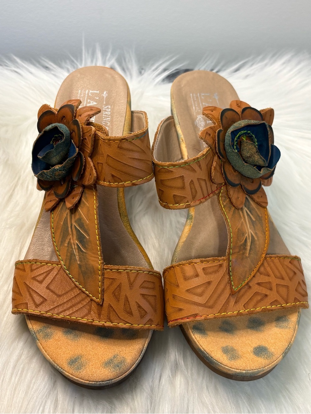 (91)L'ARTISTE Cognac Leather Floral Appliqué Slide Sandals